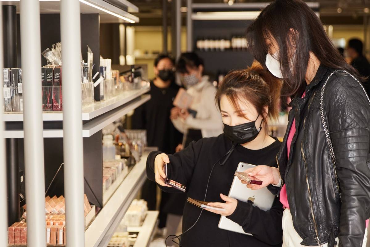 线下美妆，被谁“吞噬”？