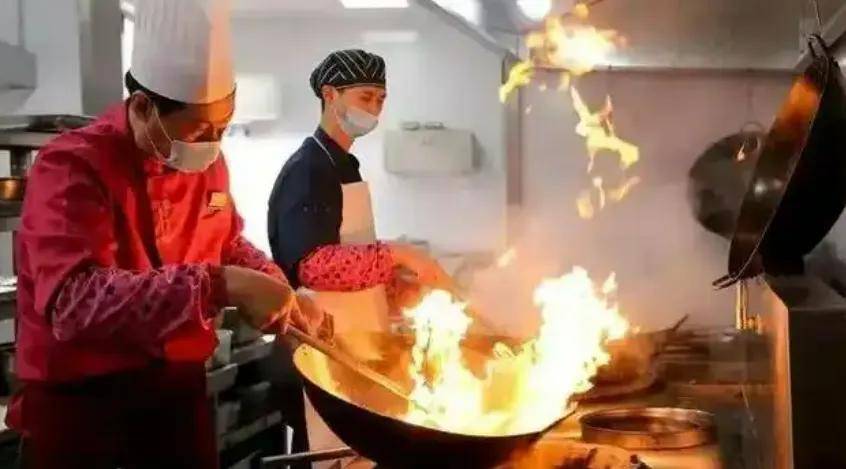 不想吃预制菜？它告诉你哪儿有现炒的热乎菜