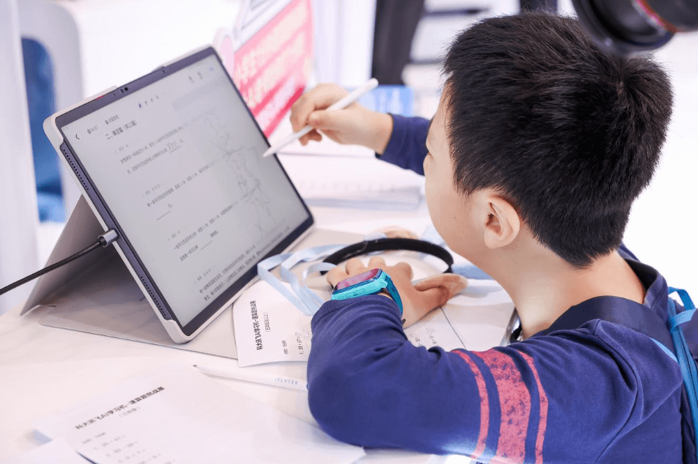 学习机行业迎来新第一，科大讯飞为何能从高端第一成为行业第一-黑板洞察