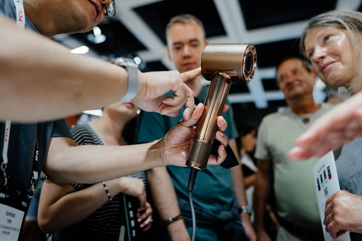 追觅吹风机闪耀IFA2025：革新吹护养发技术，领跑全球智能个护新生态