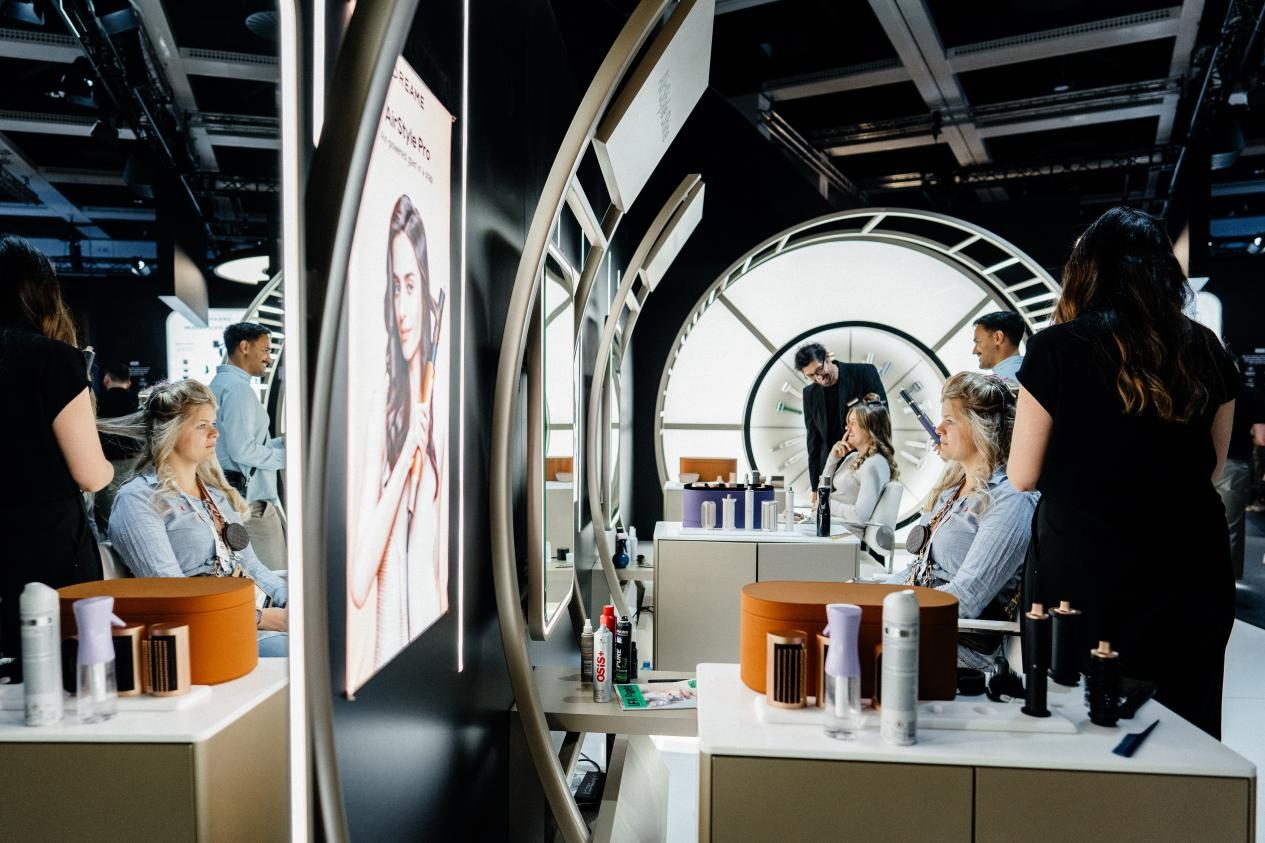 追觅吹风机闪耀IFA2025：革新吹护养发技术，领跑全球智能个护新生态