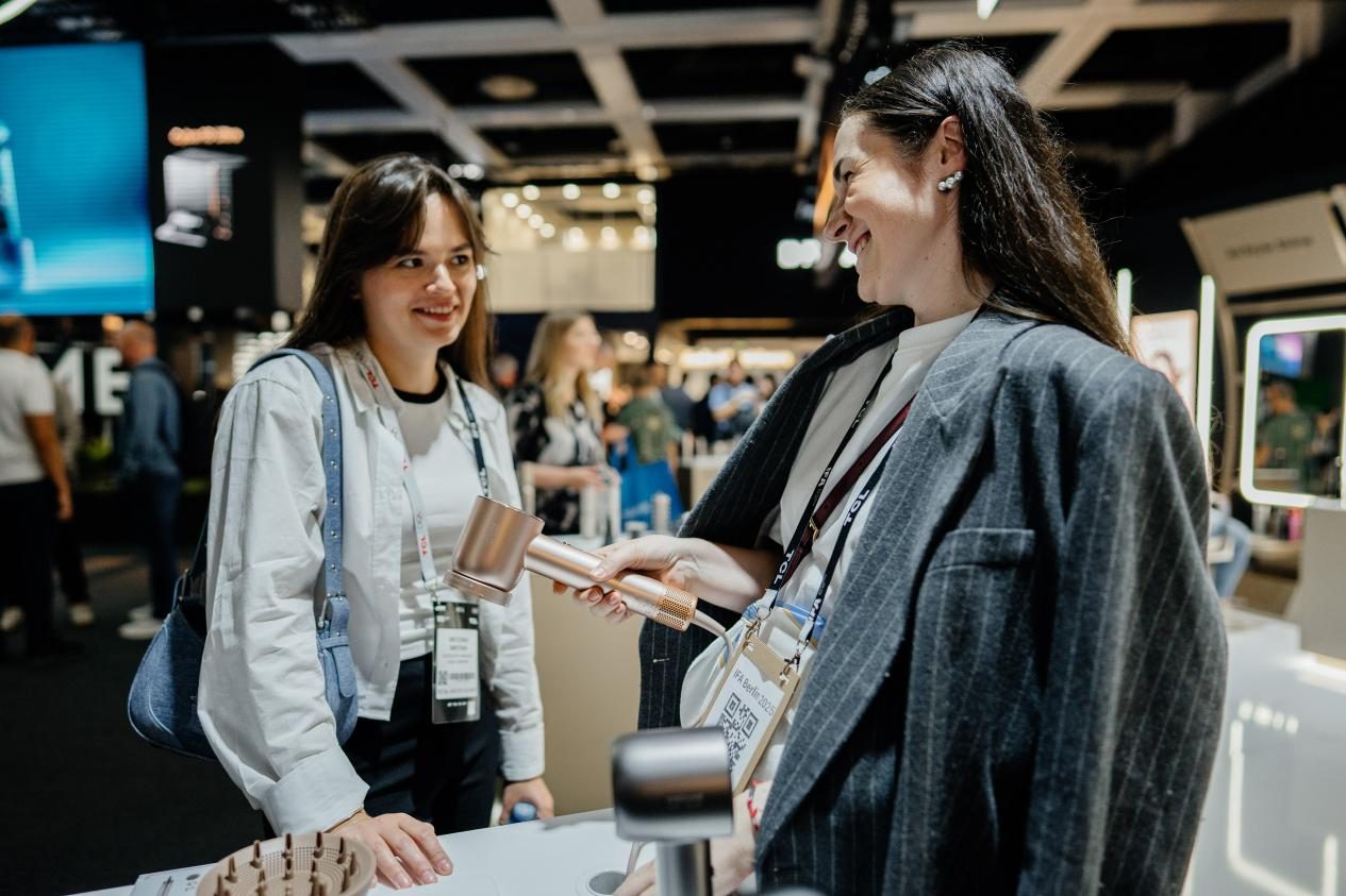 追觅吹风机闪耀IFA2025：革新吹护养发技术，领跑全球智能个护新生态