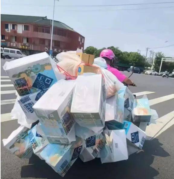 车上挂满大件上热搜！山姆骑手把电瓶车快开成了卡车了……