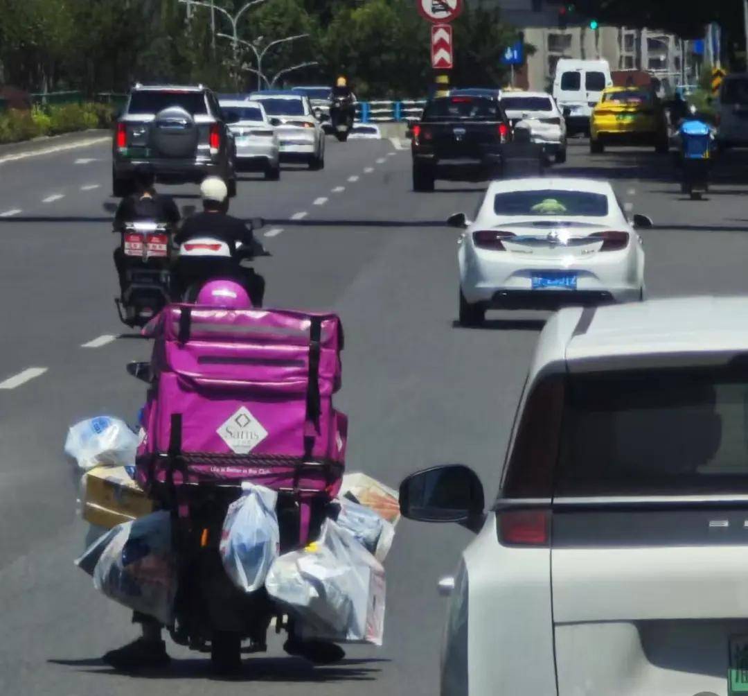 车上挂满大件上热搜！山姆骑手把电瓶车快开成了卡车了……