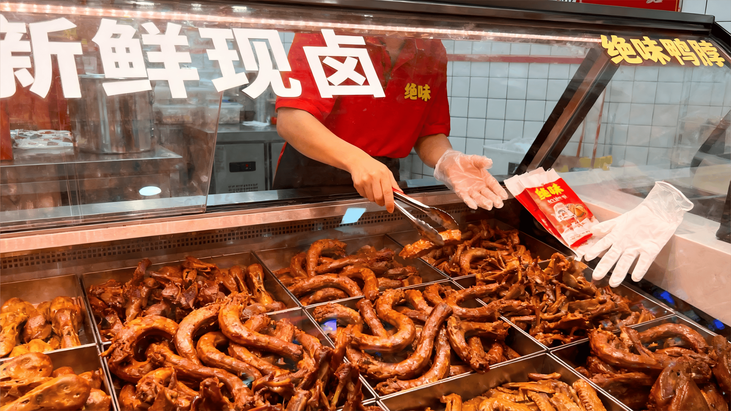 从“卤味一哥”到ST股，绝味掉队了？