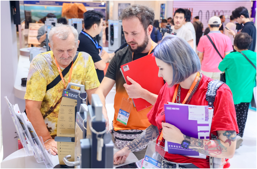 从识别人到理解事，萤石用AI推动入户安全迎来“奇点时刻”