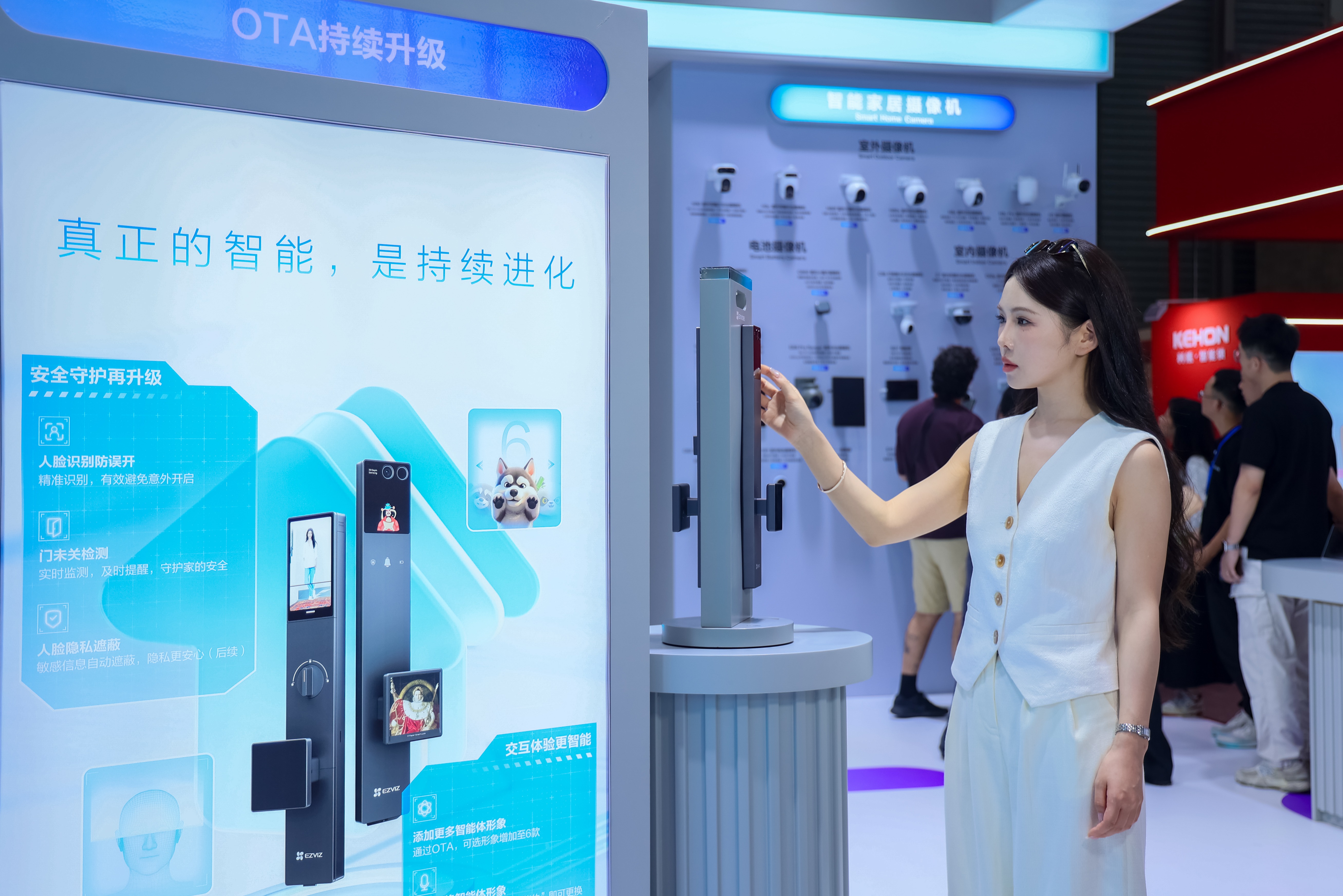 从识别人到理解事，萤石用AI推动入户安全迎来“奇点时刻”