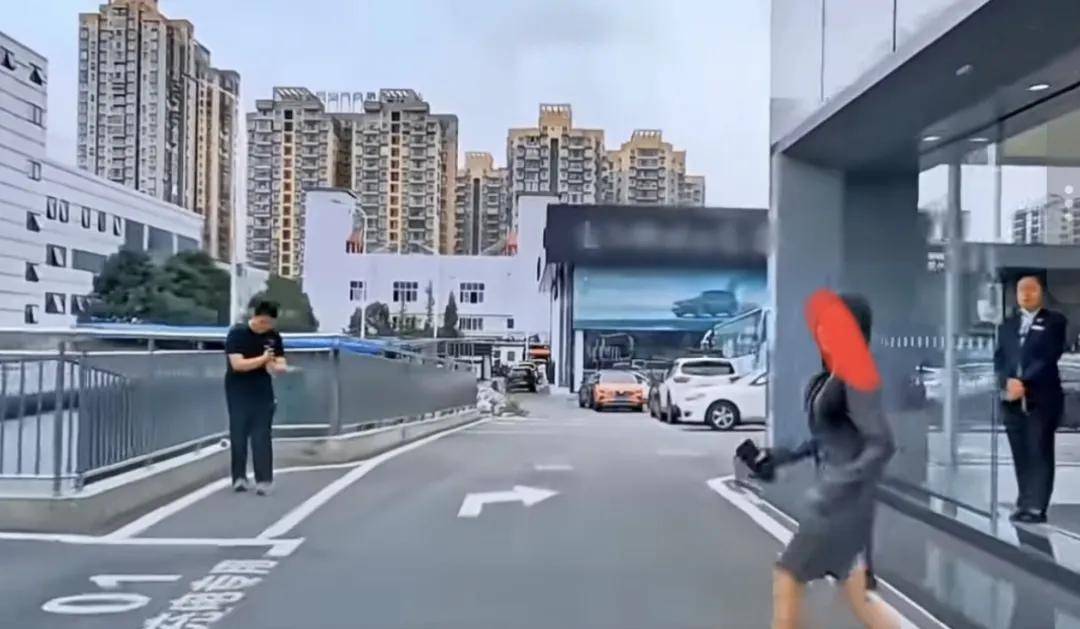 一车企用女员工人肉测试鬼探头！网友：这么炫的技术让老板上