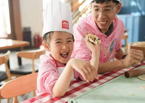 西贝学胖东来落到实处？一线全员涨薪，遭网暴辱骂还有补贴……