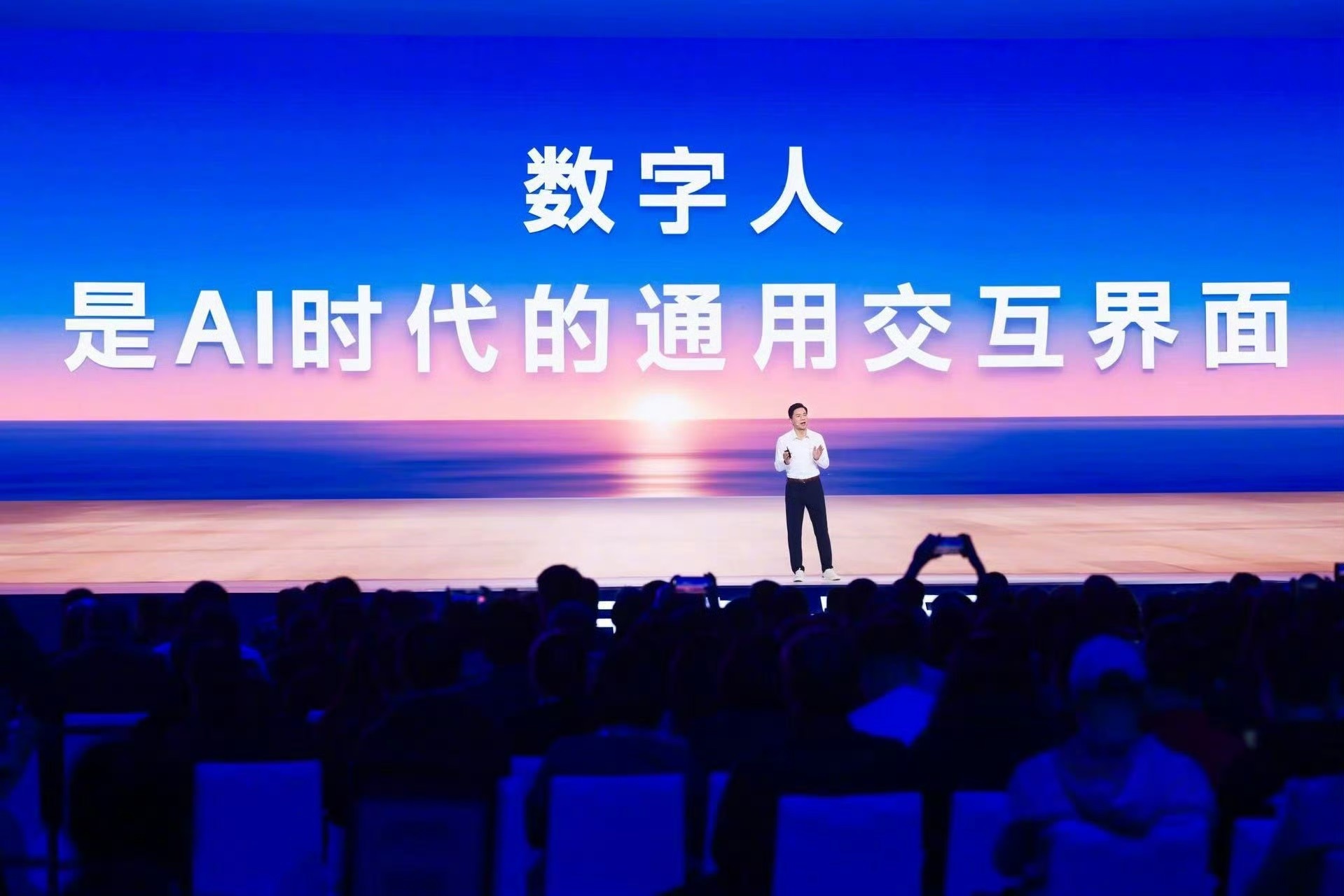 零跑徐军与“数字人兄弟”同框亮相百度世界大会，数字分身创200台销量标杆