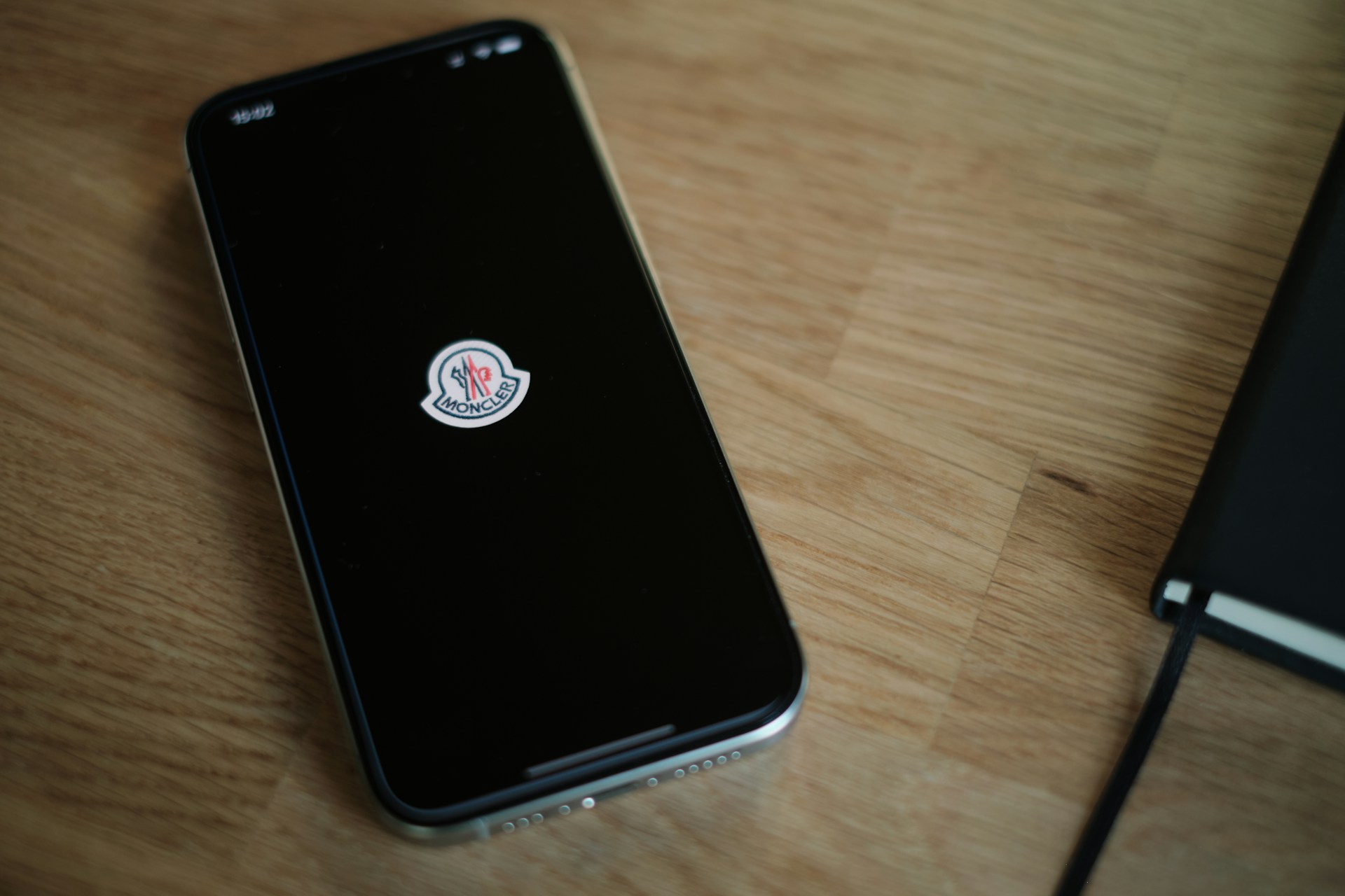 中产最爱的羽绒服卖不动了？Moncler问题出在哪了？