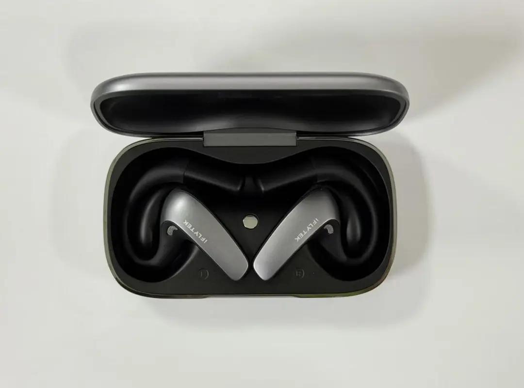 讯飞AI翻译耳机实测：不仅翻译靠谱，还轻巧舒适续航长，不愧为外贸人的工作好搭子！