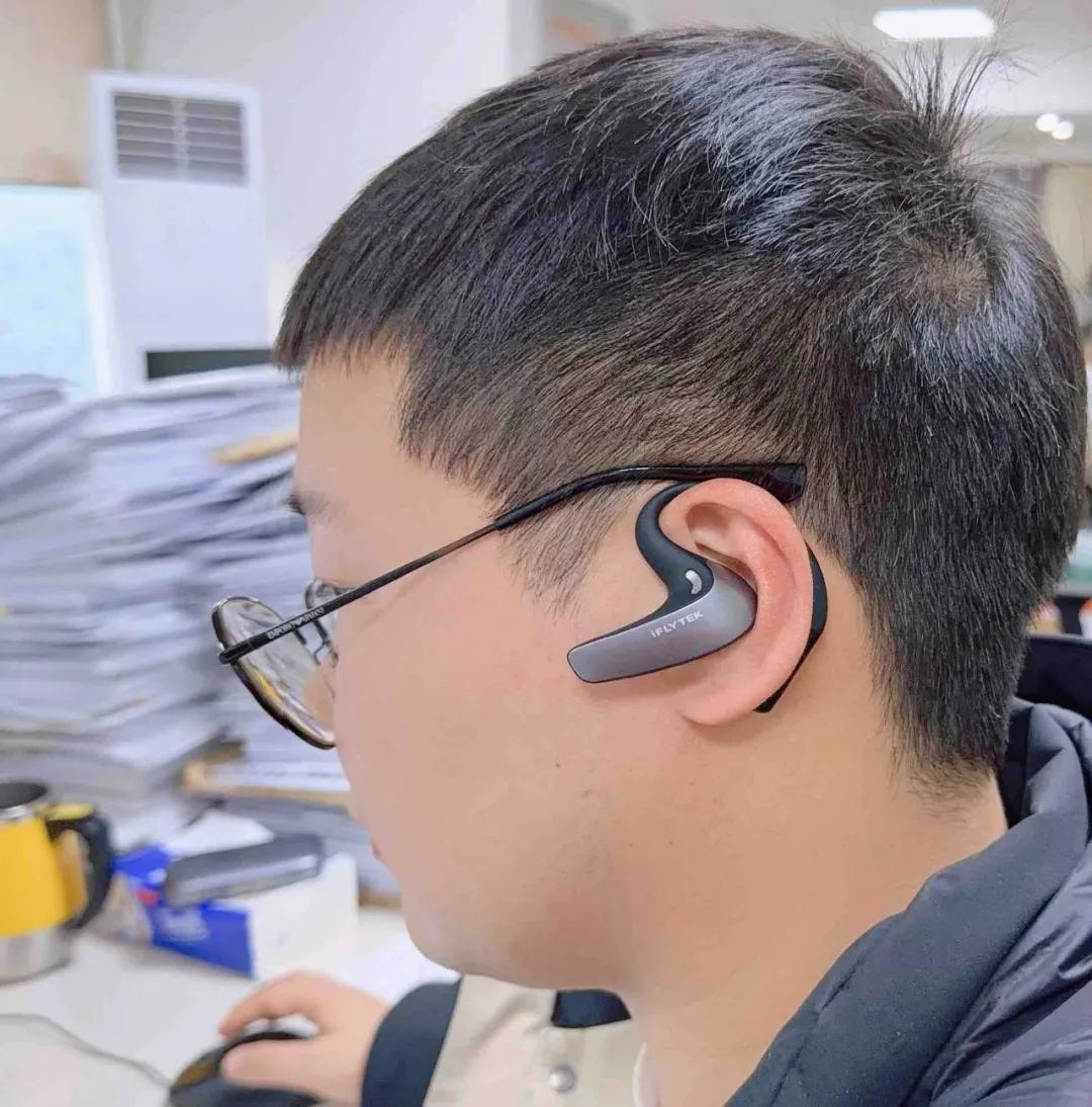 讯飞AI翻译耳机实测：不仅翻译靠谱，还轻巧舒适续航长，不愧为外贸人的工作好搭子！