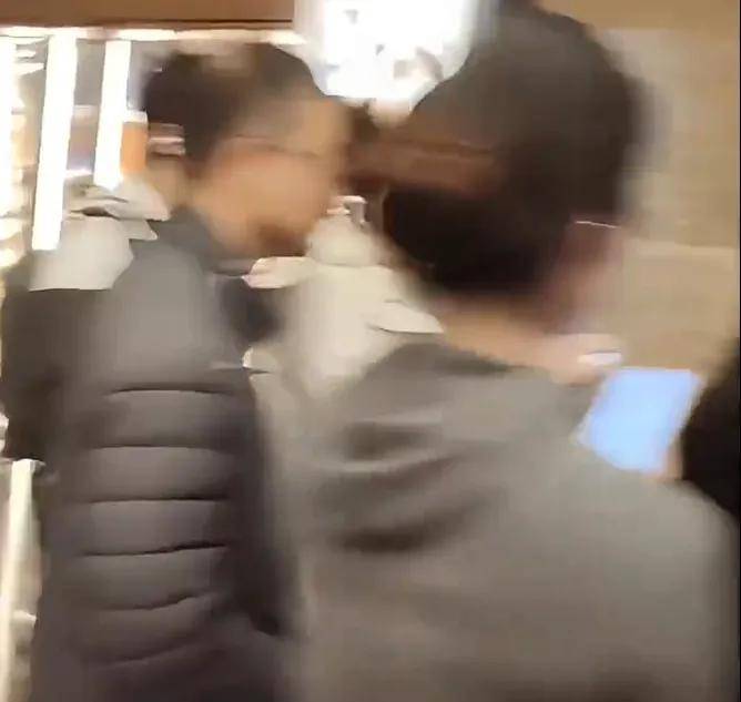 杀疯了！这届年轻人为抢一份剩菜盲盒，五星酒店后厨被挤爆……