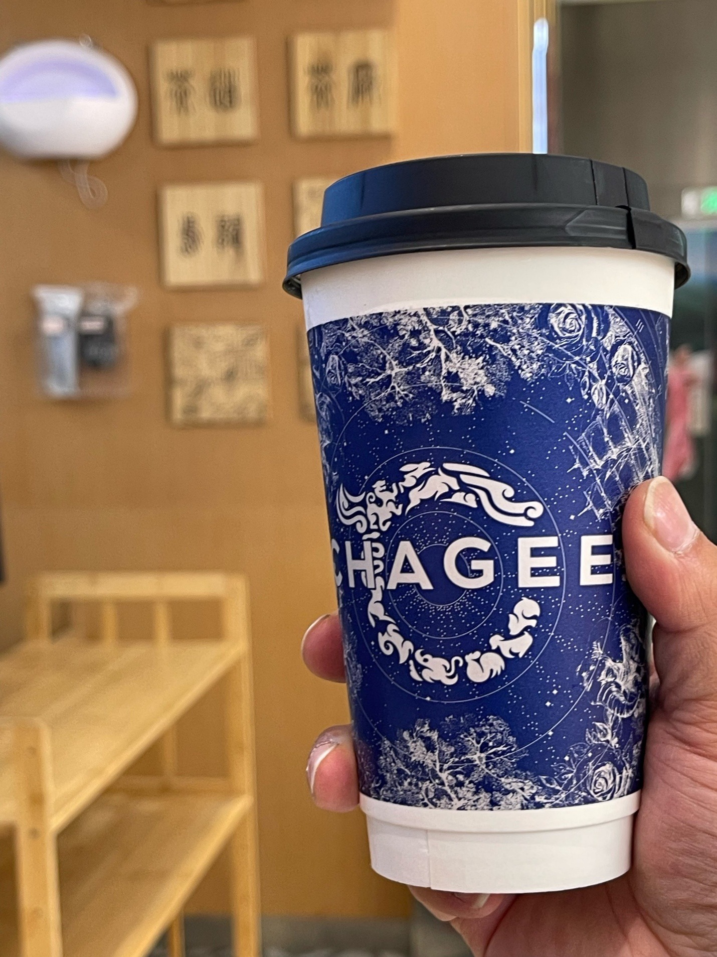 霸王茶姬的“喜事”，照拂不了加盟商们？