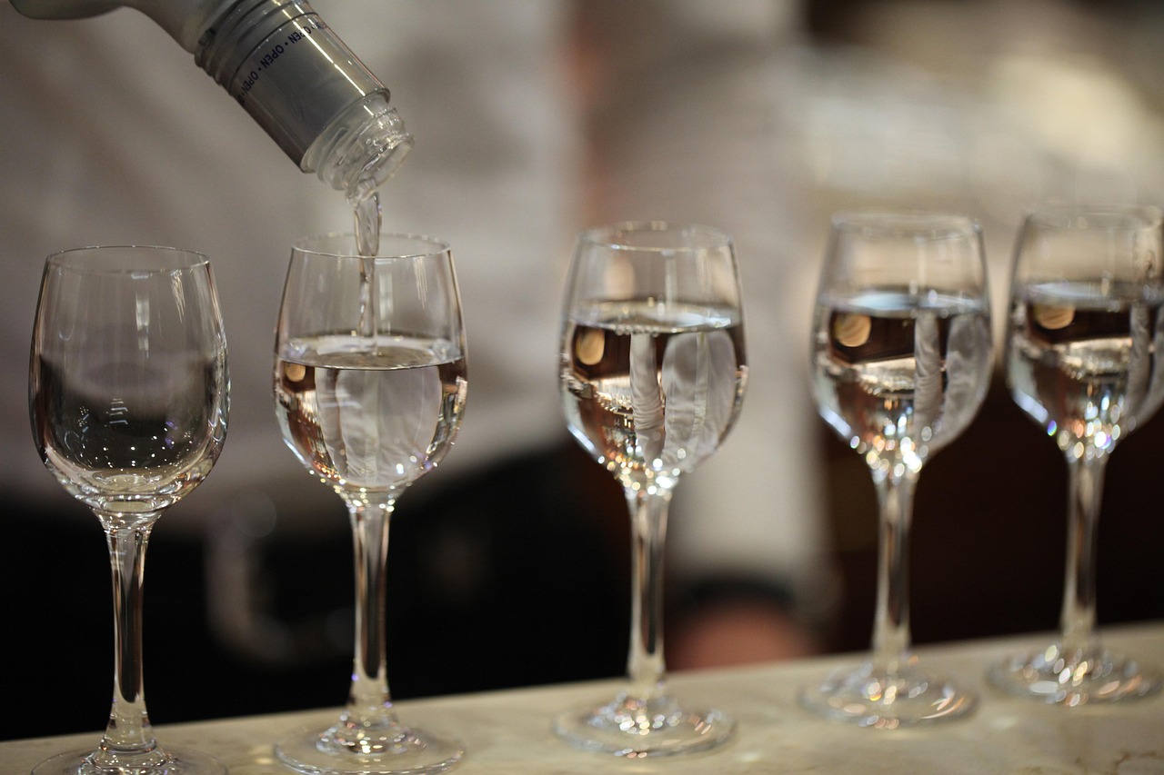 茅台、五粮液接连大降价，高端白酒该向何处去？