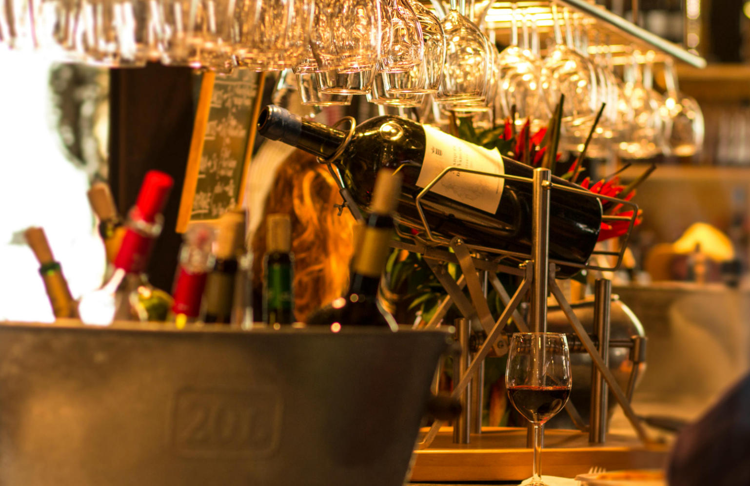 茅台、五粮液接连大降价，高端白酒该向何处去？