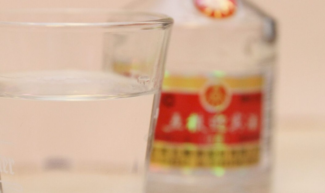 茅台、五粮液接连大降价，高端白酒该向何处去？