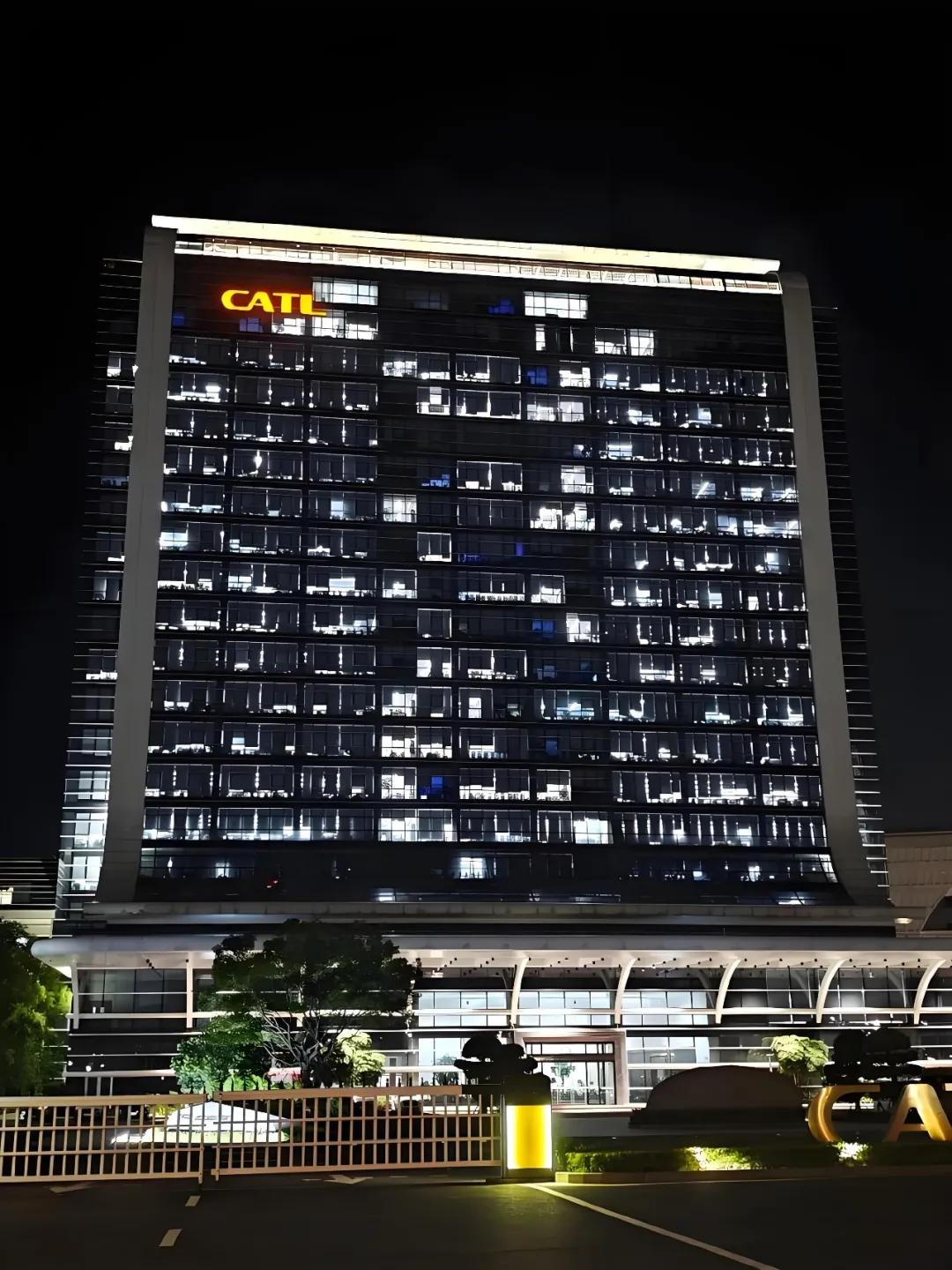 20亿再捐母校，曾毓群6年砸34亿，把交大变成宁德时代的“超级发动机”